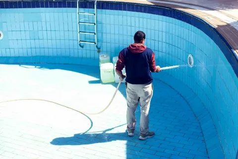 Swimming pool repair service