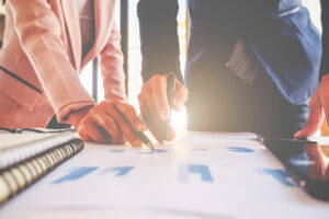 analyst-project-discussing-executive-male-finance